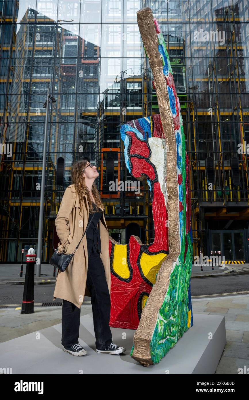 Londres, Royaume-Uni. 23 juin 2024. « Book of Boredom » d’Ida Ekblad à Undershaft lors du lancement de la 13e édition de sculpture in the City, une exposition annuelle gratuite en plein air d’œuvres d’art public contemporaines dans le Square Mile. 17 œuvres d'art de 15 artistes placés à côté de monuments bien connus tels que le Gherkin et Cheesegrater ainsi que de nouveaux espaces historiques avec la région peuvent être vus pour le prochain 24 juillet 2024 au printemps 2025. Credit : Stephen Chung / Alamy Live News Banque D'Images