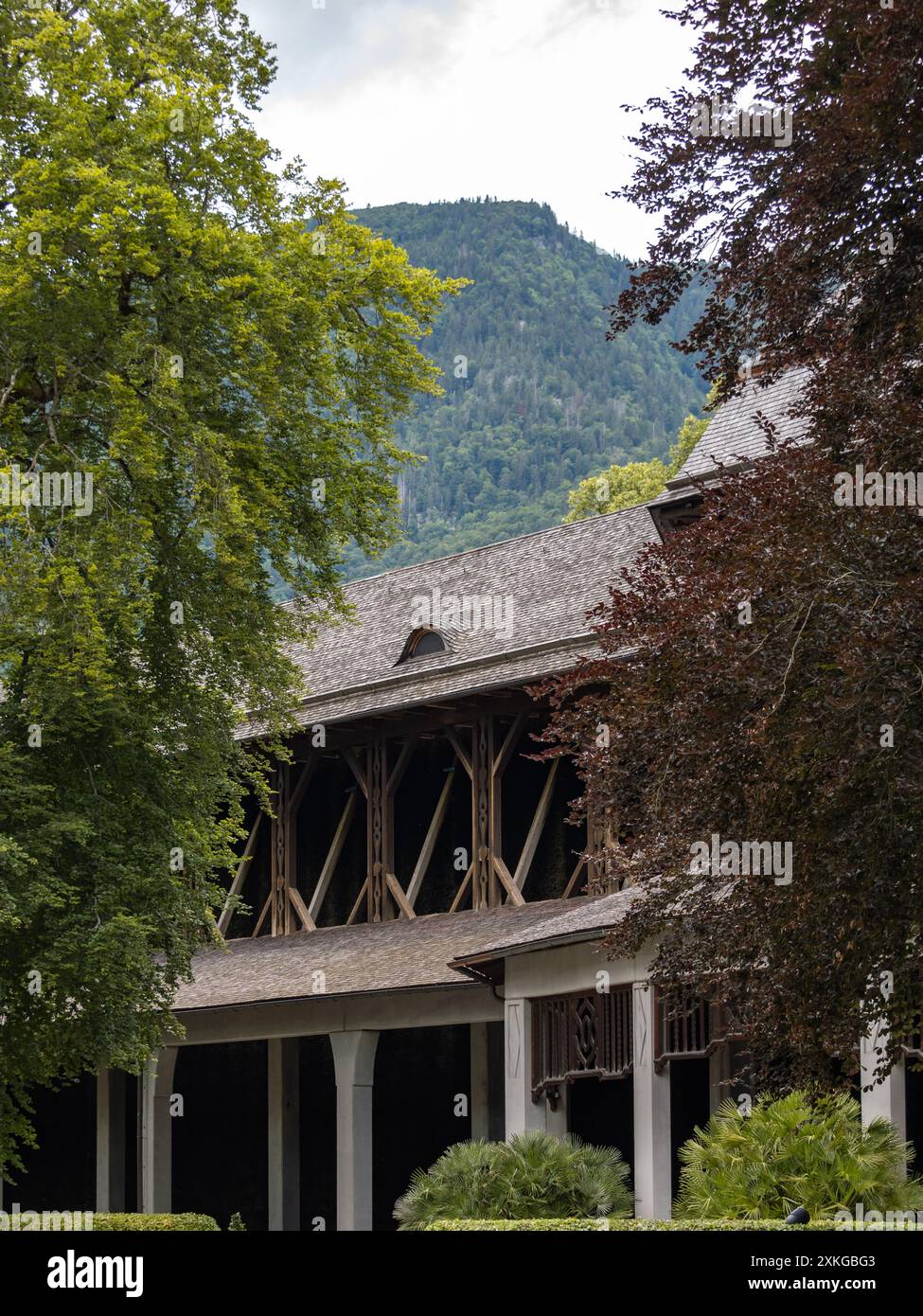 Bâtiment Gradierhaus dans le jardin Royal Spa. L'architecture en bois est un beau point de repère et une destination de voyage à Bad Reichenhall. Banque D'Images