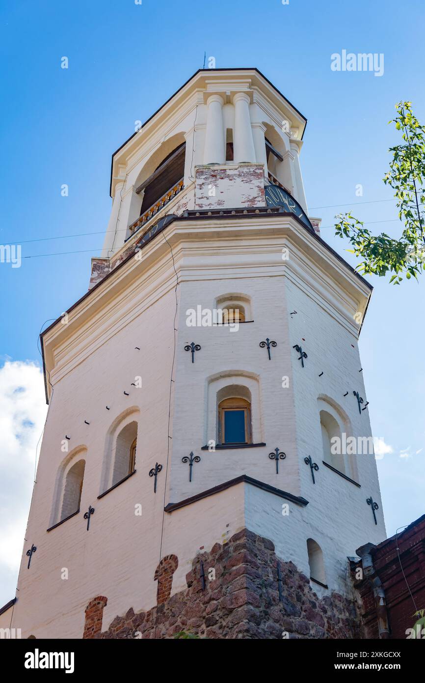Vyborg, Russie - 10 juin 2024 : vue de la tour de l'horloge de bas en haut Banque D'Images
