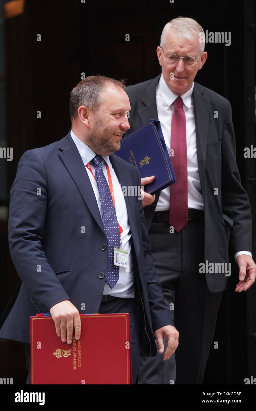 Londres, Royaume-Uni. 23 juillet 2024 IAN MURRAY, secrétaire d'État pour l'Écosse et HILLARY BENN, secrétaire d'État pour l'Irlande du Nord quittent 10 Downing Street après la dernière réunion du cabinet avant les vacances parlementaires d'été. Credit : Amer Ghazzal/Alamy Live News Banque D'Images