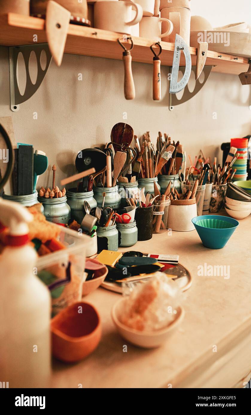 Sculpture, outils en bois et poterie en atelier sur étagère pour démarrage de fabrication et production de céramique. Petite entreprise, exposition et sculpture Banque D'Images