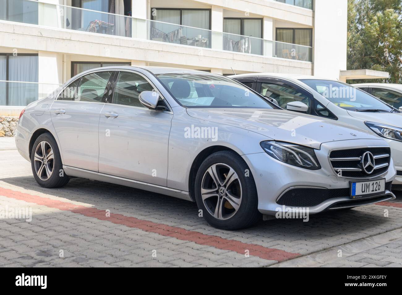 Gaziveren Chypre 04.29.2024 Mercedes garé près de la maison 3 Banque D'Images