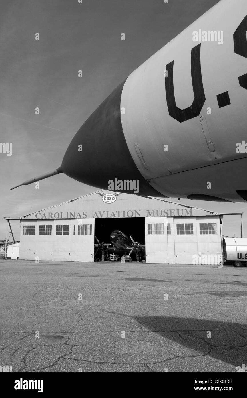 Vue arrière du cintre historique du Carolina's Aviation Museum, anciennement l'ancien aéroport Douglas, Charlotte, Caroline du Nord, États-Unis. Banque D'Images