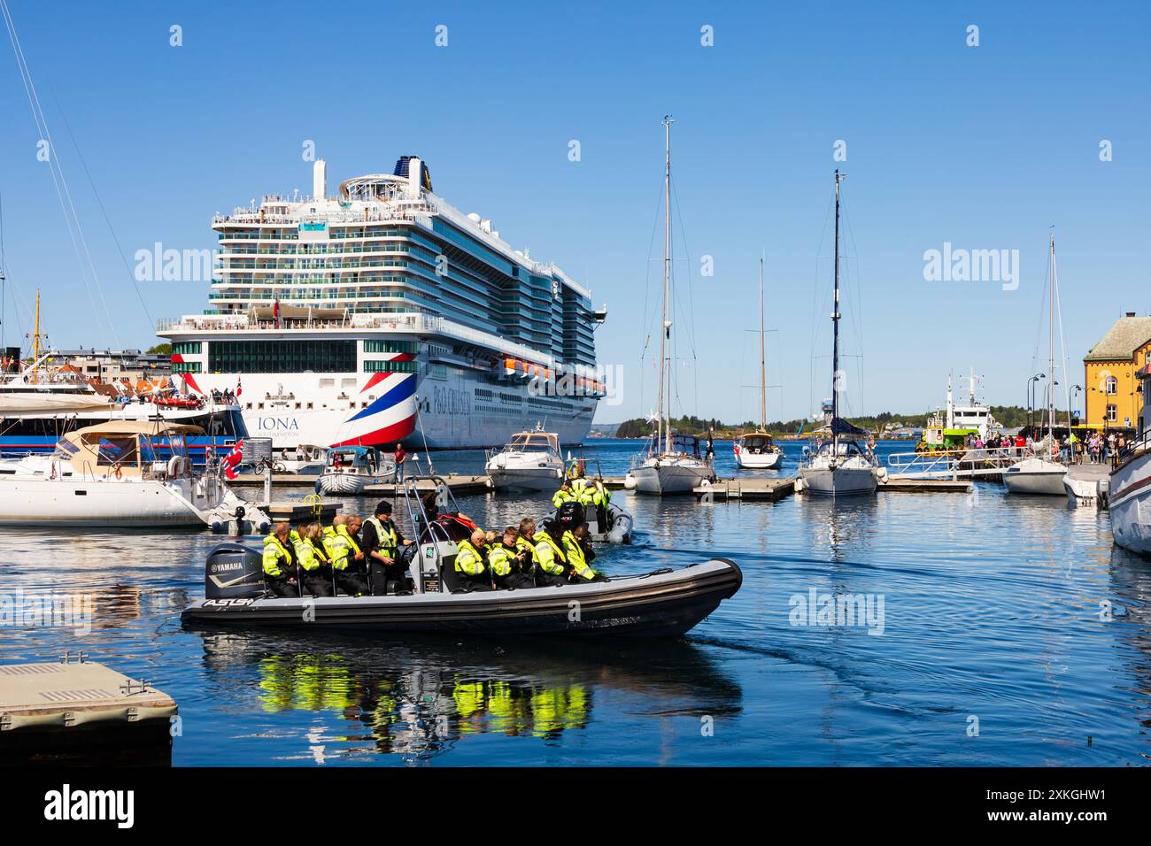 Touristes du bateau de croisière P&O 'Iona' dans une côte pour un voyage dans le fjord. Tous portent des vêtements haute visibilité. Stavanger, Norvège Banque D'Images