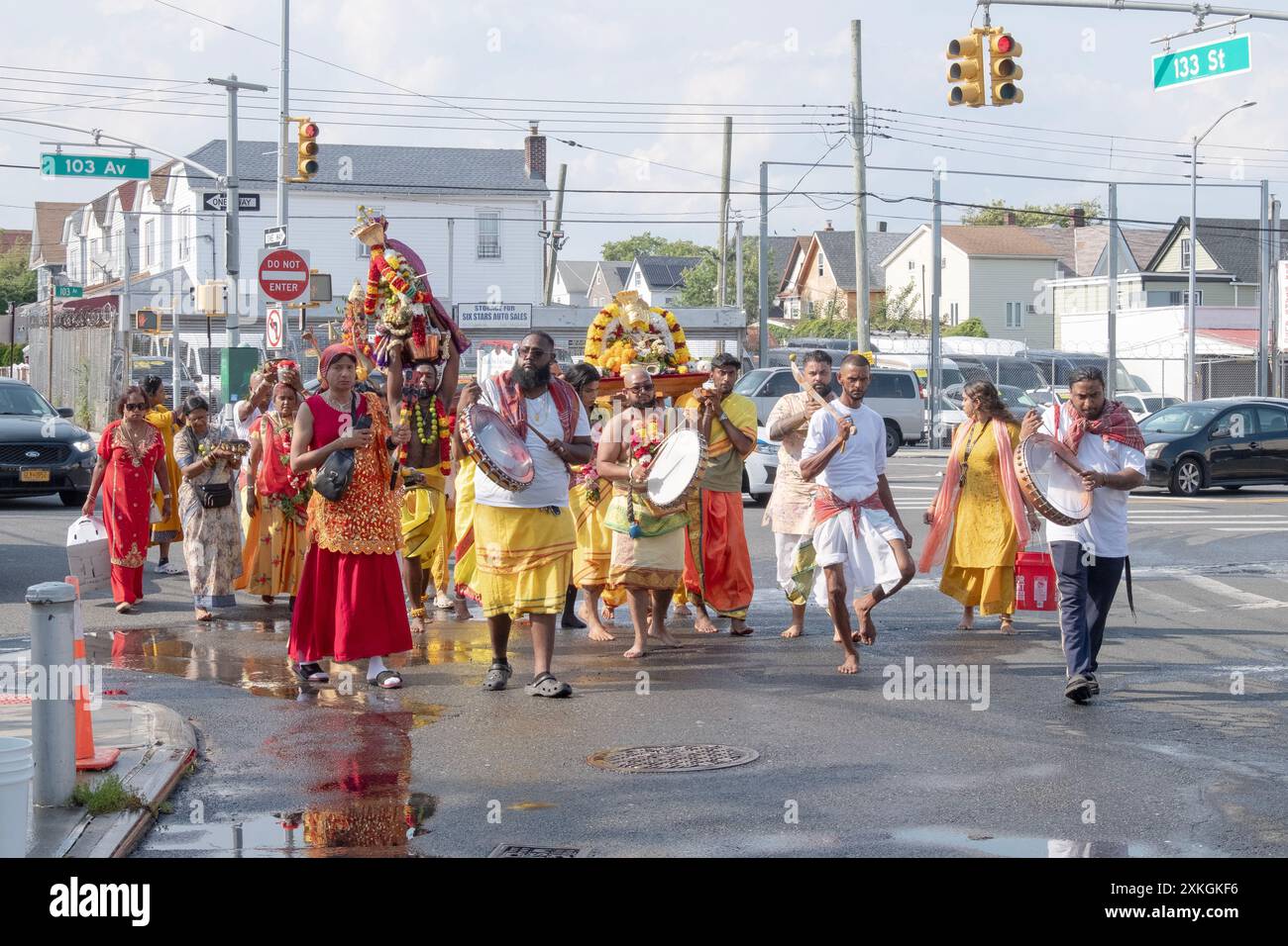 Un groupe d'hindous pieux portent des statues de divinités se rendent sur le terrain spirituel d'Arya pour le rituel Thimithi de marcher sur des charbons chauds. Dans le Queens, NY. Banque D'Images