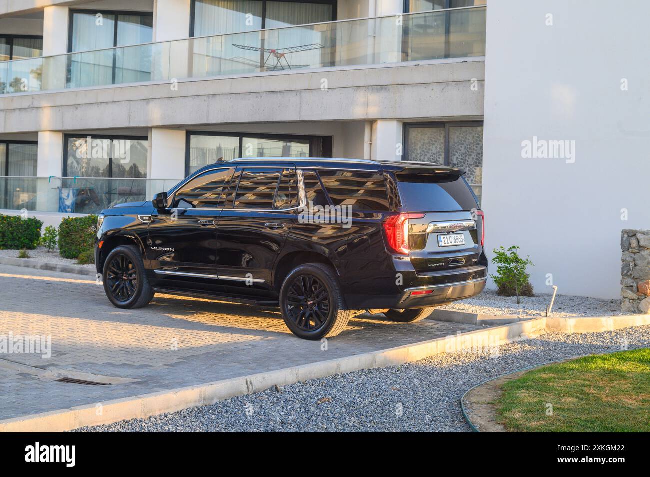 Gaziveren Cyprus 05.27.2024 - noir GMC Yukon dans le parking à l'extérieur de la maison 3 Banque D'Images