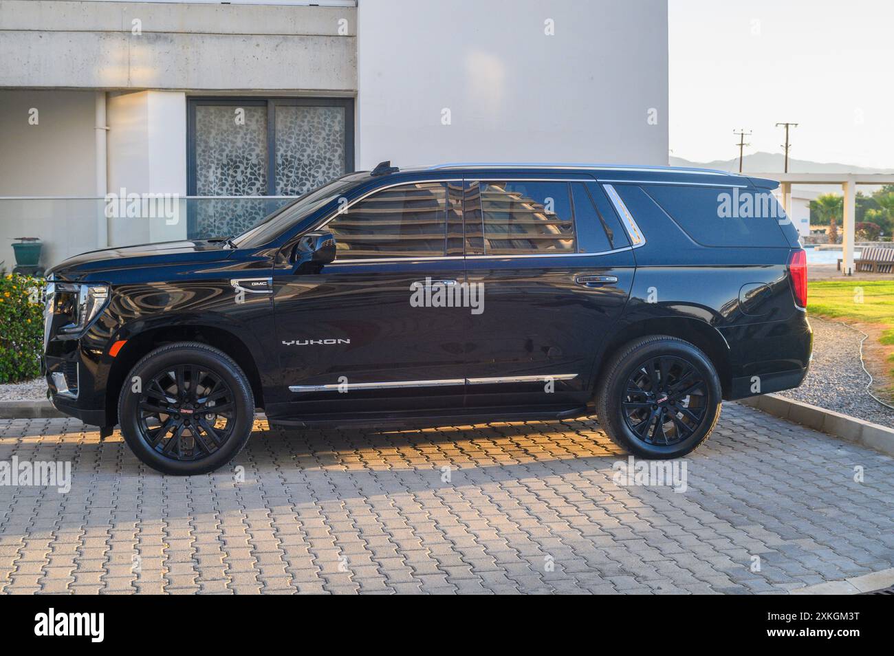Gaziveren Cyprus 05.27.2024 - noir GMC Yukon dans le parking à l'extérieur de la maison 1 Banque D'Images