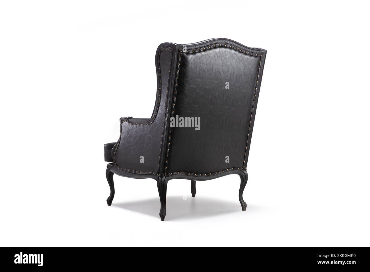 Fauteuil tufté classique en cuir noir avec un design élégant, parfait pour les espaces de vie luxueux. Banque D'Images