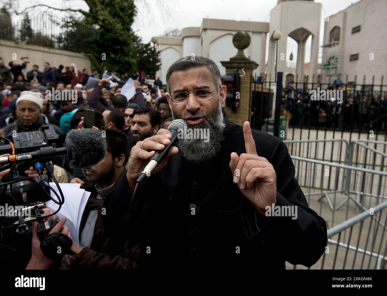 Photo du dossier datée du 03/04/15 de Anjem Choudary parlant devant la mosquée centrale de Londres et le Centre culturel islamique de Londres. Le prédicateur islamiste Anjem Choudary a été reconnu coupable par le tribunal de la Couronne de Woolwich d'avoir dirigé l'organisation terroriste Al-Muhajiroun et d'avoir encouragé son soutien par le biais de réunions en ligne. Date d'émission : mardi 23 juillet 2024. Banque D'Images