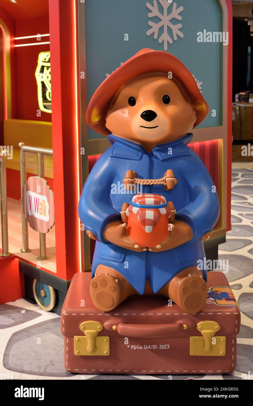 Ours Paddington assis tenant un pot de miel Banque D'Images