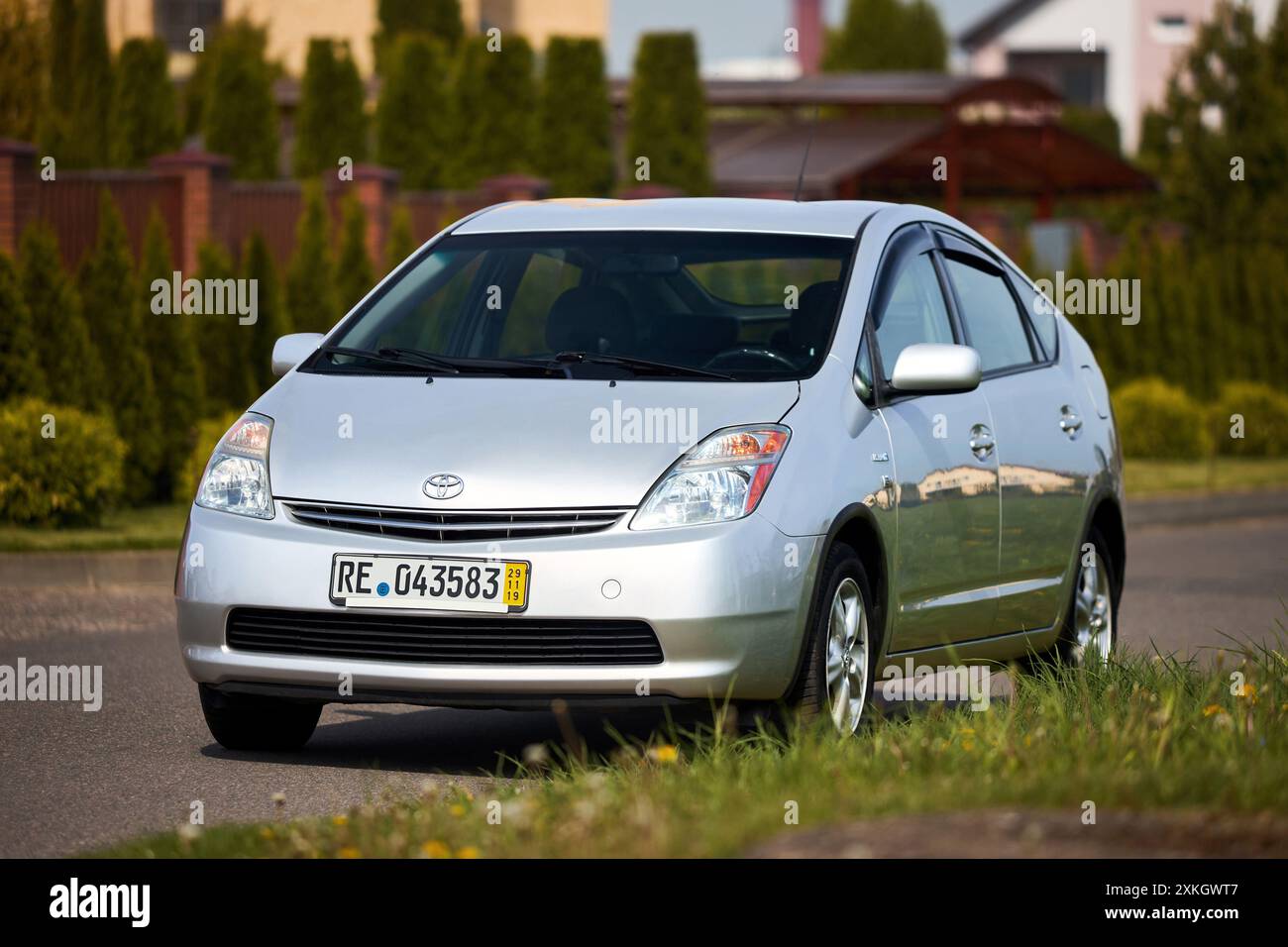 Berlin, Allemagne - 3 mai 2024 : Toyota Prius XW20 2009 hybride voiture électrique sur fond rural hors de focus Banque D'Images