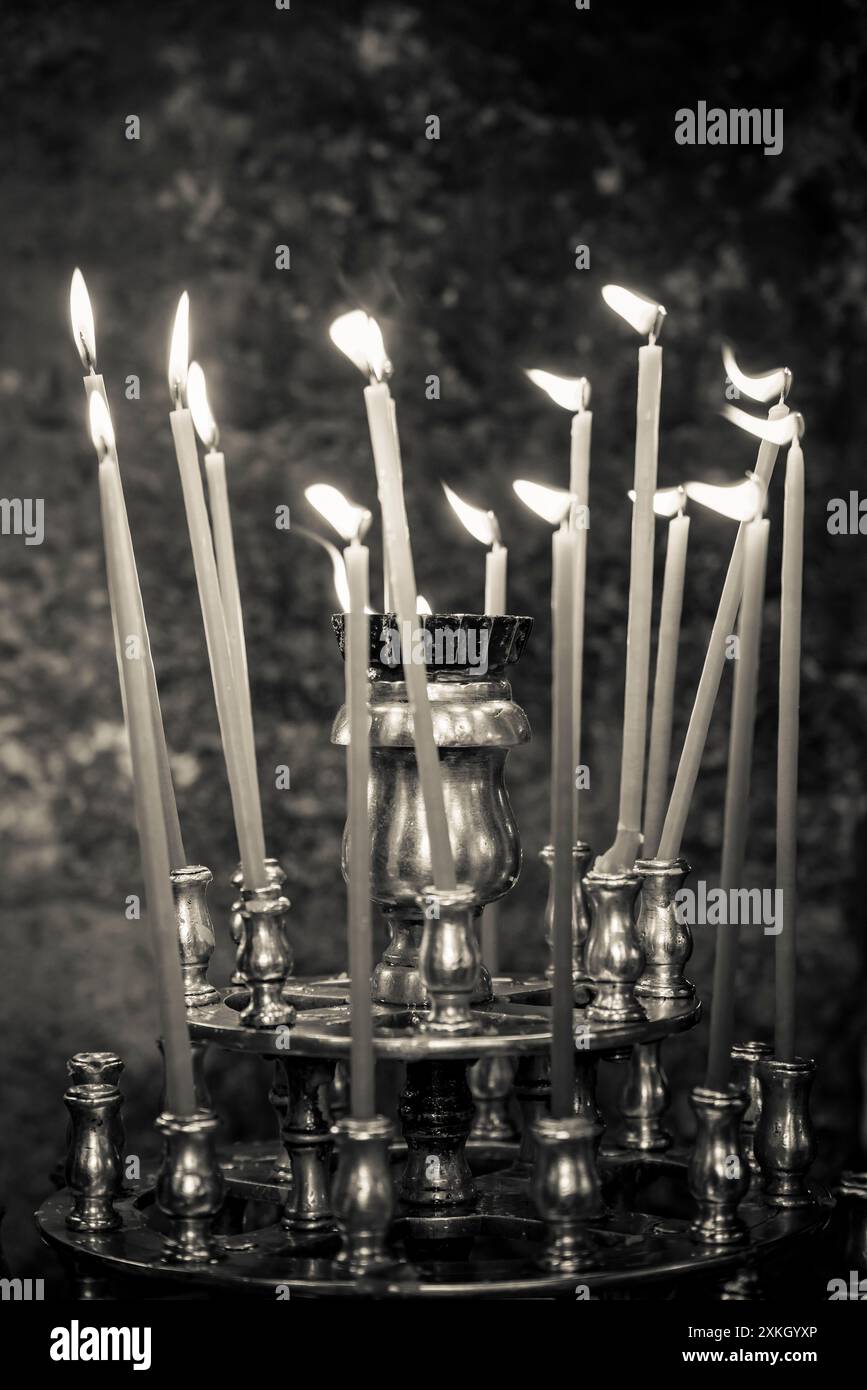 Bougies dans l'église orthodoxe grecque, Athènes, Grèce Banque D'Images