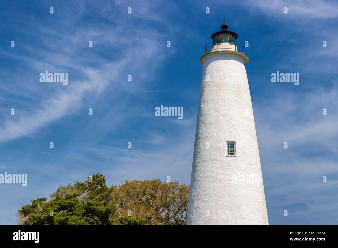 Île d'Ocracoke, Outer Banks, Caroline du Nord, États-Unis - 16 avril 2024:le phare d'Ocracoke est le deuxième plus ancien phare opérationnel aux États-Unis Banque D'Images