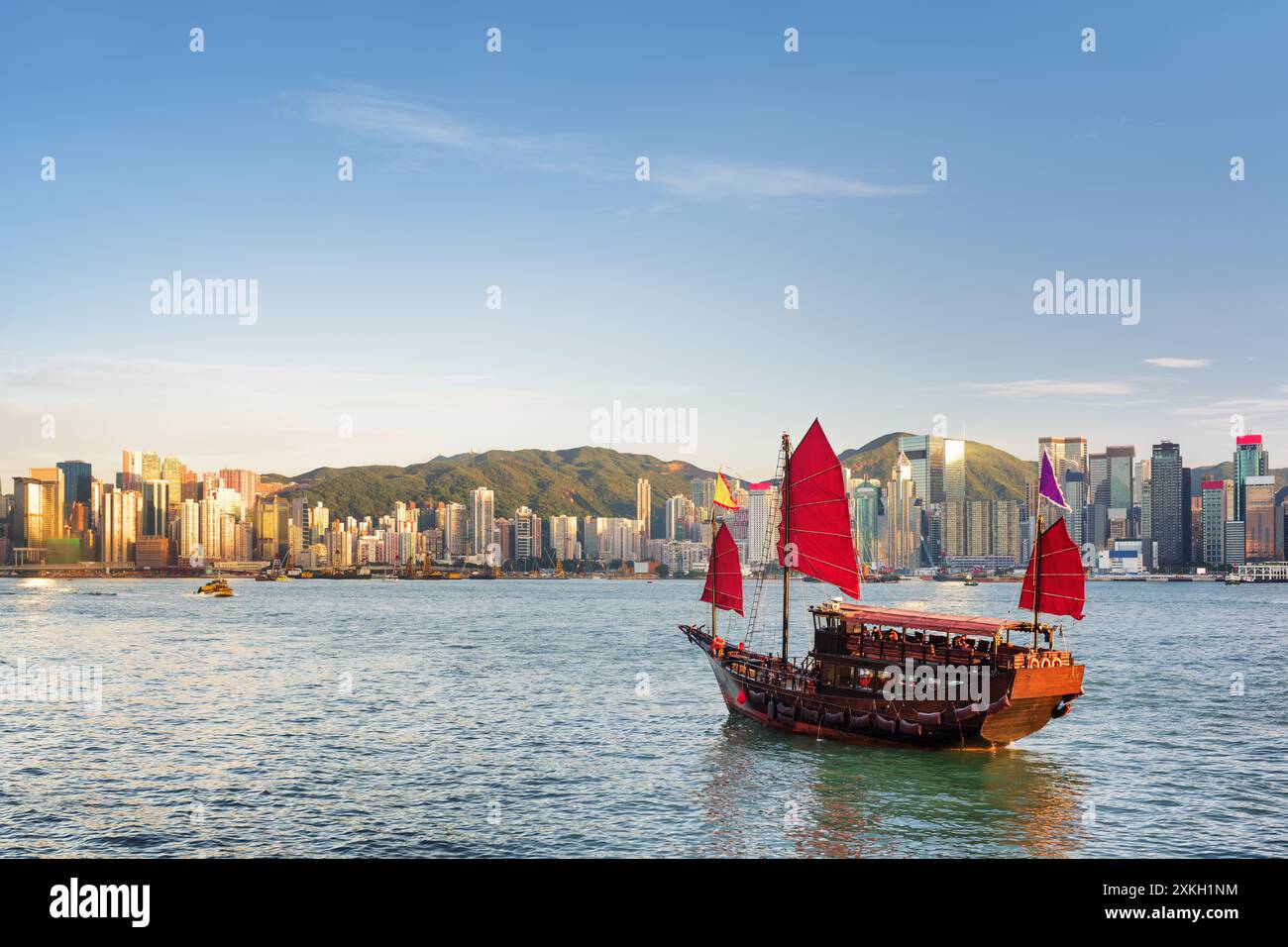 Voilier et horizon de l'île de Hong Kong le soir Banque D'Images