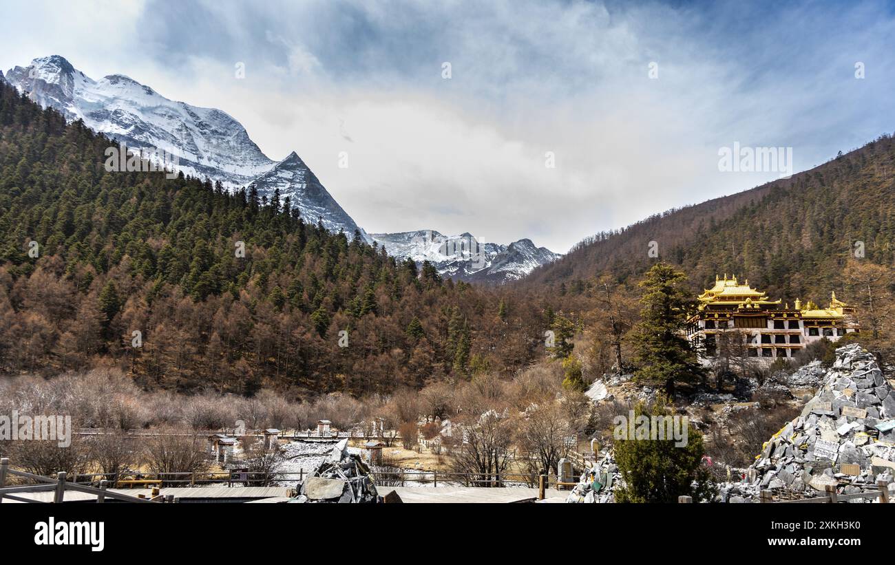 Le monastère de Chonggu se trouve dans le parc de Yading et est situé au pied du mont Xiannairi. C'est une destination touristique populaire avec des paysages idylliques. Banque D'Images