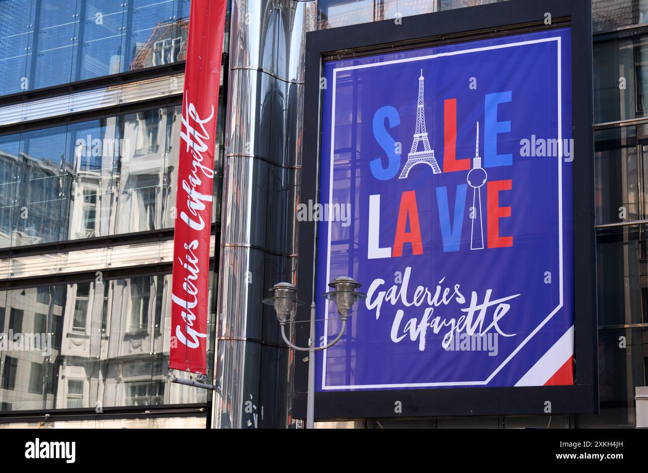 Berlin, Allemagne. 23 juillet 2024. Affiches accrochées au grand magasin de luxe Galeries Lafayette sur la Friedrichstrasse à Berlin-Mitte. La chaîne de grands magasins française Galeries Lafayette ferme fin juillet 2024 son agence berlinoise dans le quartier 207. Le Sénat de Berlin envisage d'emménager la Bibliothèque centrale et régionale de Berlin (ZLB) dans le complexe. Crédit : Bernd von Jutrczenka/dpa/Alamy Live News Banque D'Images