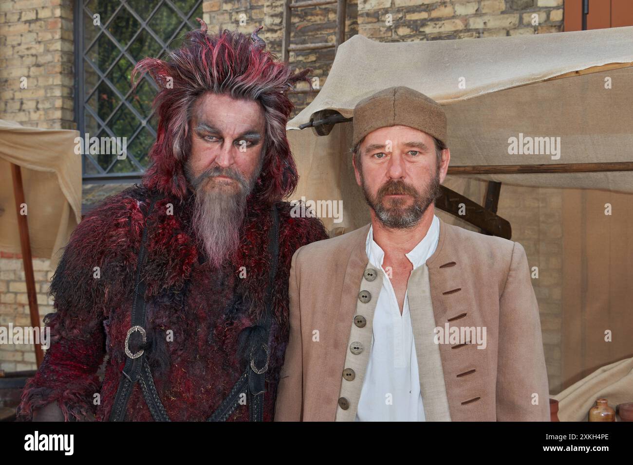 Detlef Buck Teufel und Peter Schneider Baecker - Fototermin am set von Das Maerchen von der silbernen Bruecke auf dem Gutshof Britz in Berlin am 23.07.2024. Settermin Das Maerchen von der silbernen Bruecke *** Detlef Buck Teufel et Peter Schneider Baecker séance photo sur le tournage de Das Maerchen von der silbernen Bruecke au Gutshof Britz à Berlin le 23 07 2024 date fixée Das Maerchen von der silbernen Bruecke Banque D'Images