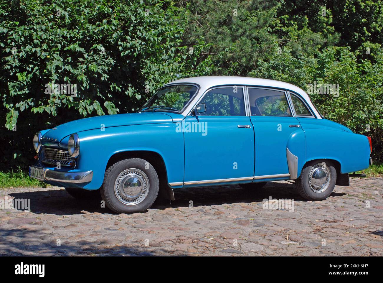 24.07.2012 Wartburg 312 Deutschland/ Sachsen Anhalt/ Altmark/ Altmarkkreis Salzwedel/ Stadt Gardelegen/ Wartburg 312/ Baujahr 1966/ originalgetreu restauriert/ Hubraum 992 ccm/ DDR Lack/ 4 Gang Schaltgetriebe/ 45 PS/ 33 kW/ Farbe Blau weiß *** 24 07 2012 Wartburg 312 Allemagne Saxe Anhalt Altmark Altmarkkreis Salzwedel City Gardelegen Wartburg 312 année de construction 1966 fidèlement restauré déplacement 992 ccm GDR peinture 4 transmission manuelle de vitesse 45 hp 33 kW couleur bleu blanc Banque D'Images