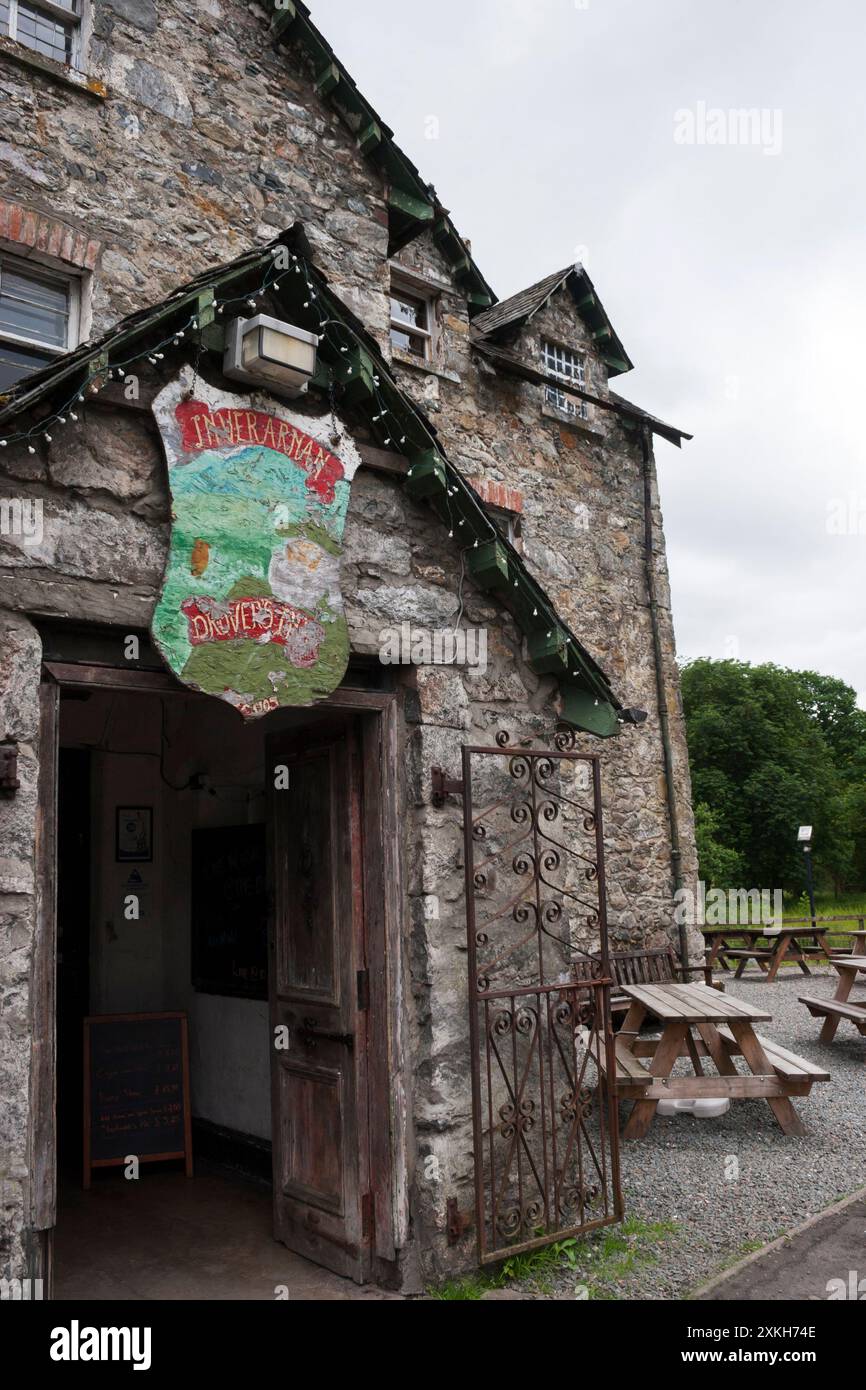 Panneau Drovers' Inn, Inverarnan, Loch Lomond, Écosse. Une auberge de trois cents ans dans le Loch Lomond et le parc national des Trossachs et Banque D'Images