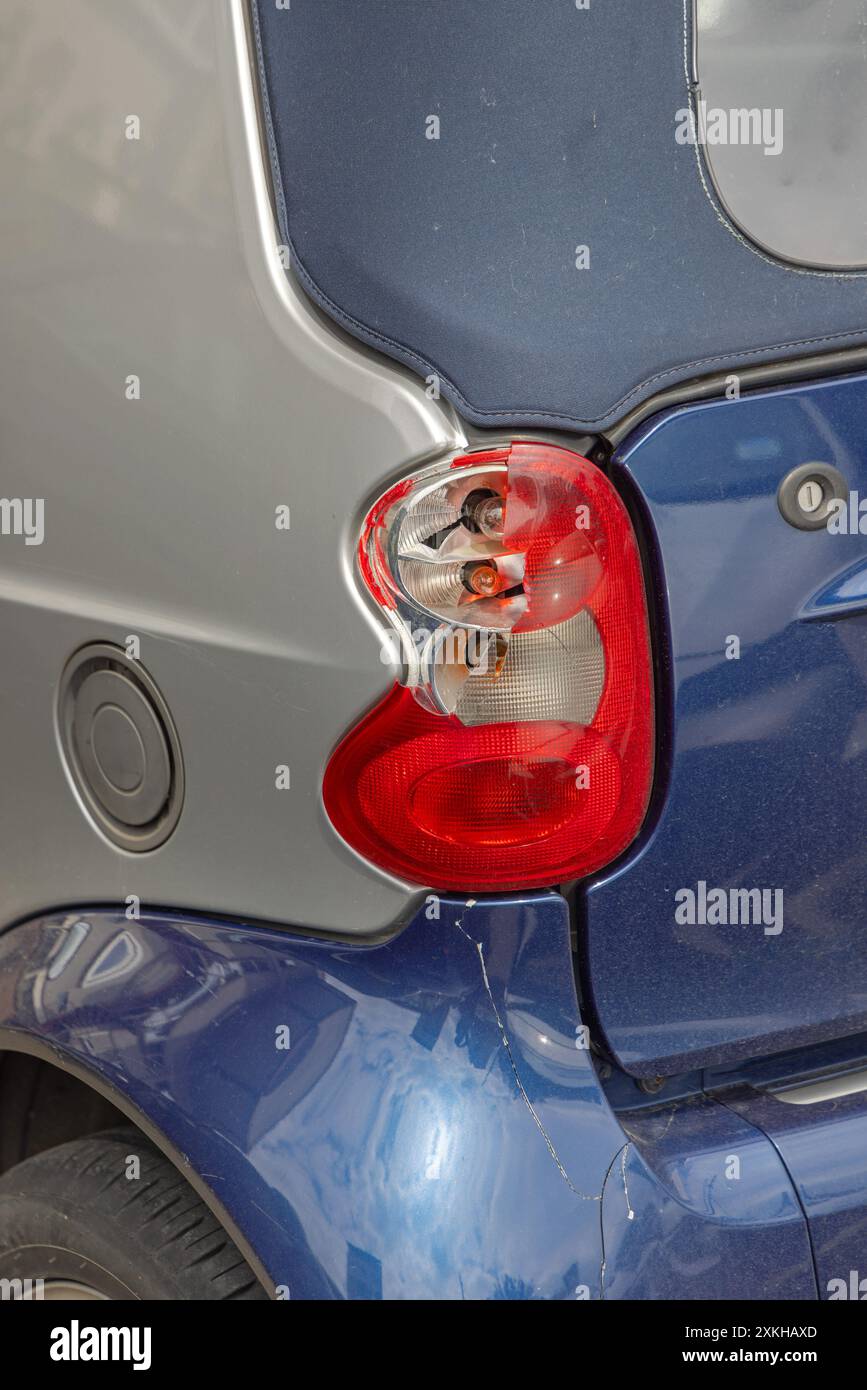 Feux arrière en plastique cassés lors des dommages causés à une petite voiture de ville Banque D'Images