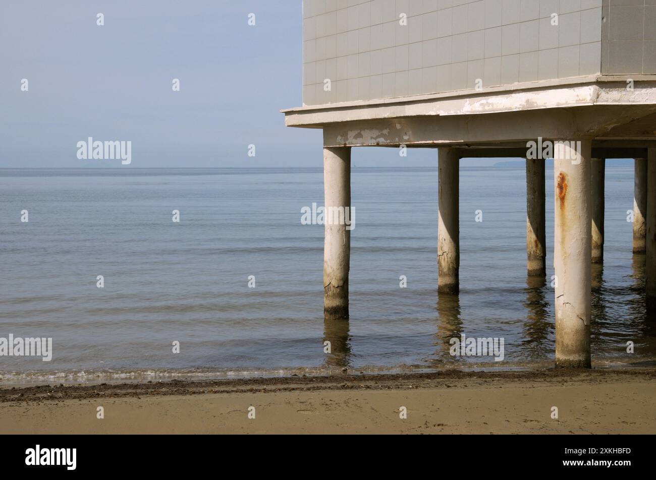 Restaurant d'hôtel de plage sur pilotis dans l'eau, Follonica, Italie Banque D'Images