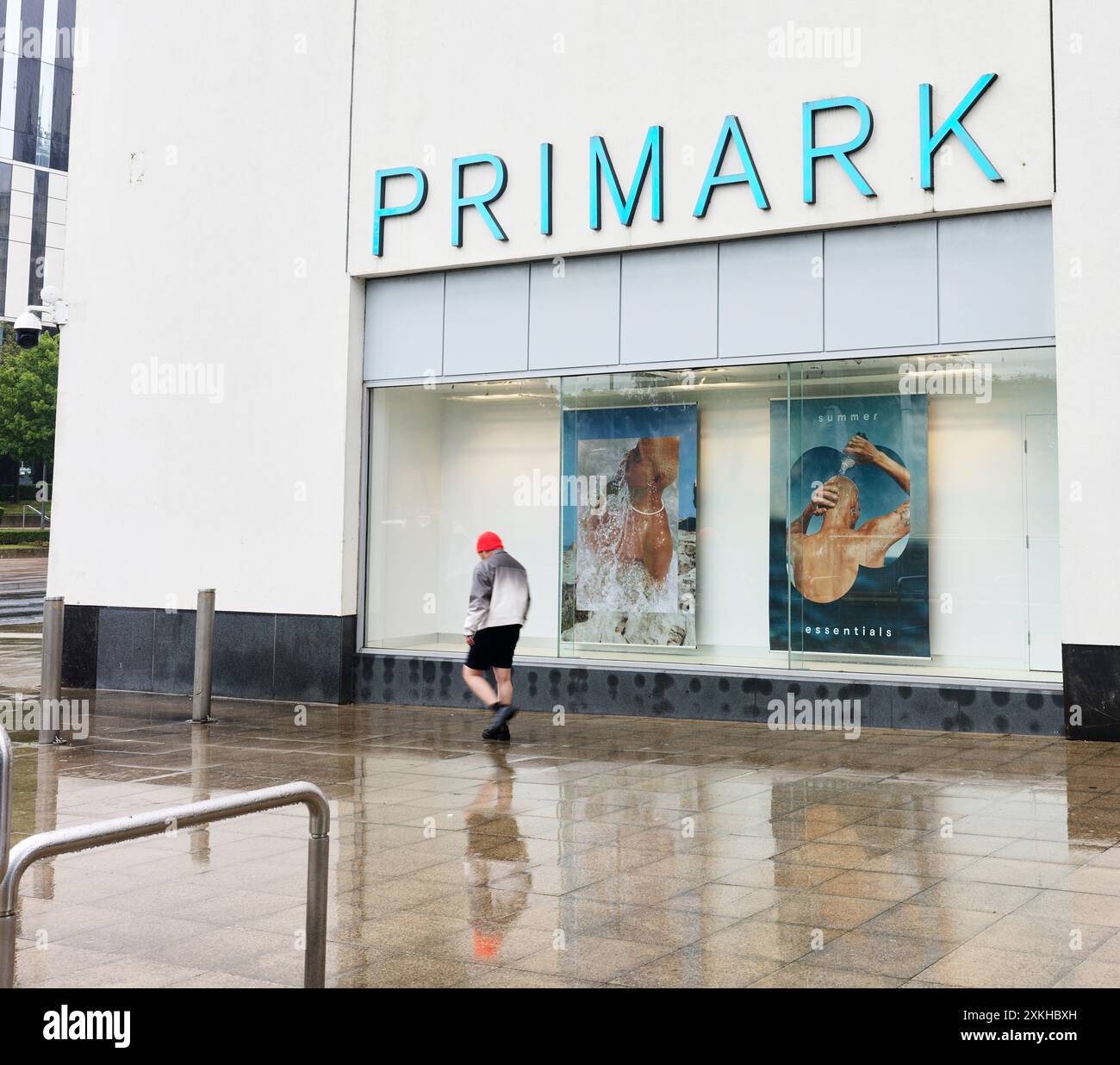 Boutique PRIMARK un jour de pluie dans le centre commercial de Corby et Willow place. Banque D'Images