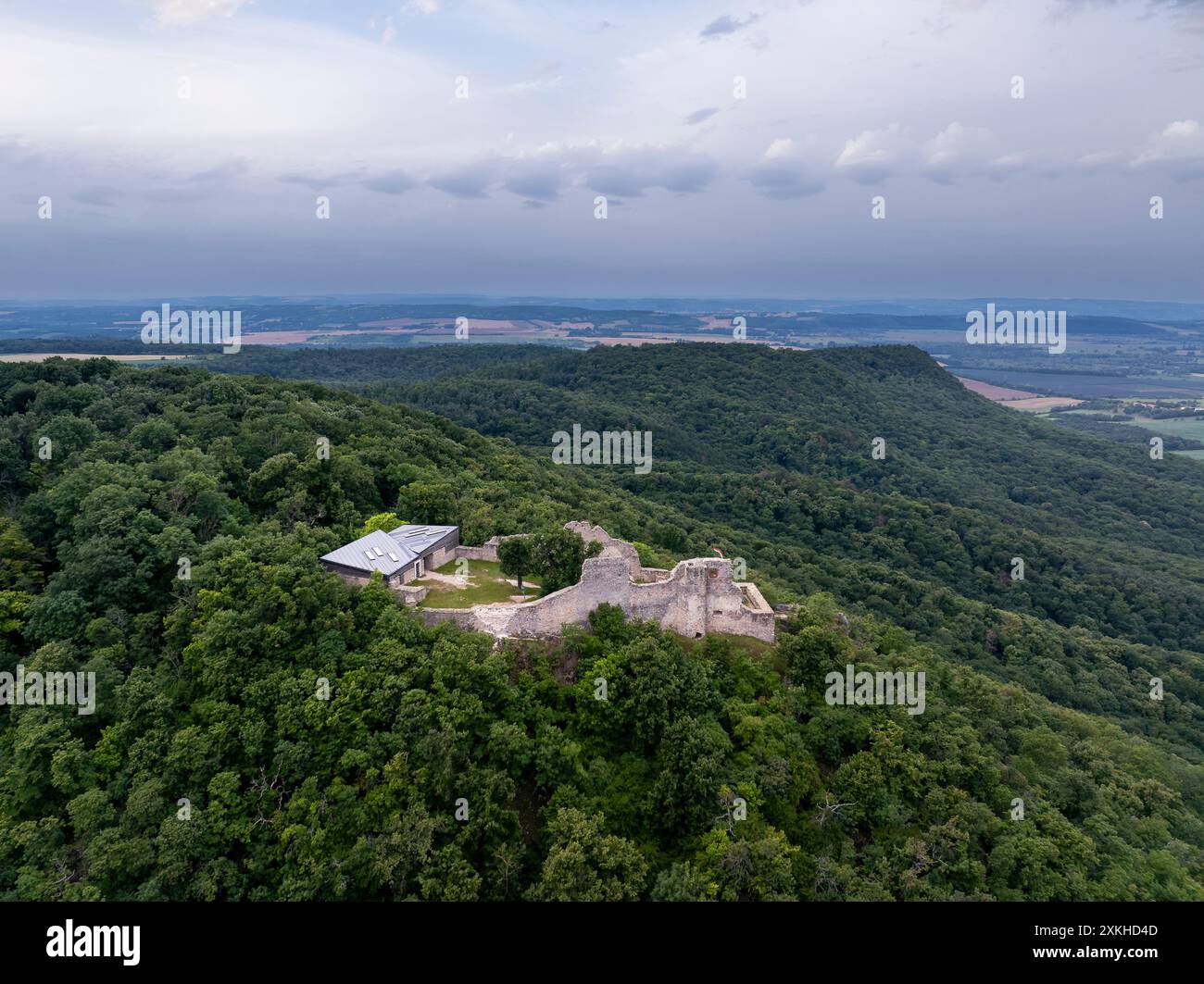 Vue aérienne sur le château de Rezi (nom hongrois est Rezi Var) il s'agit d'un ancien fort historique en ruines dans la région des hautes terres de Balaton. Construit en Xi centur Banque D'Images