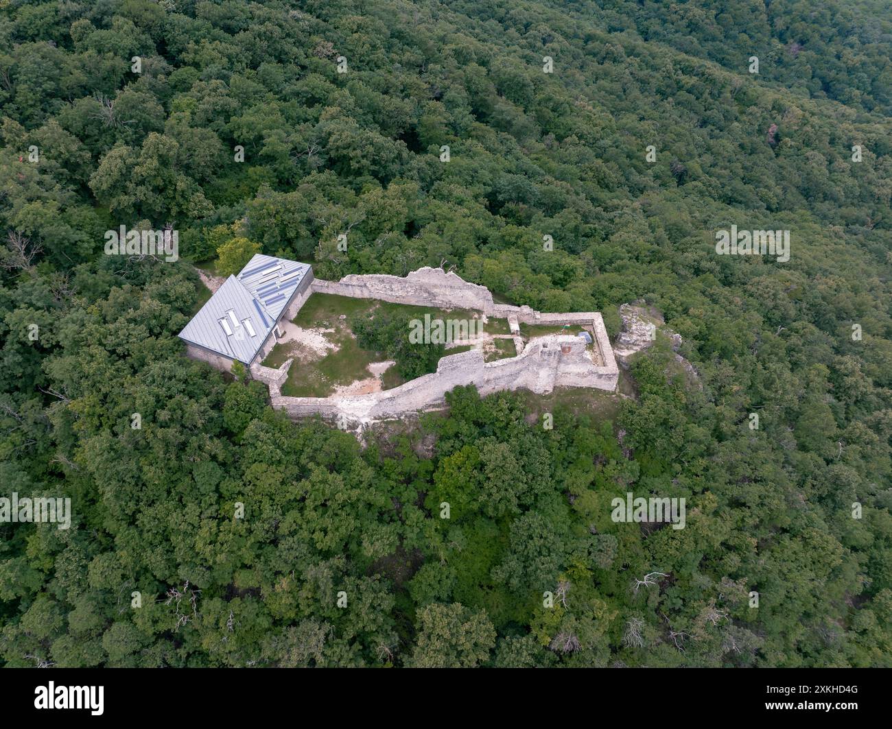 Vue aérienne sur le château de Rezi (nom hongrois est Rezi Var) il s'agit d'un ancien fort historique en ruines dans la région des hautes terres de Balaton. Construit en Xi centur Banque D'Images