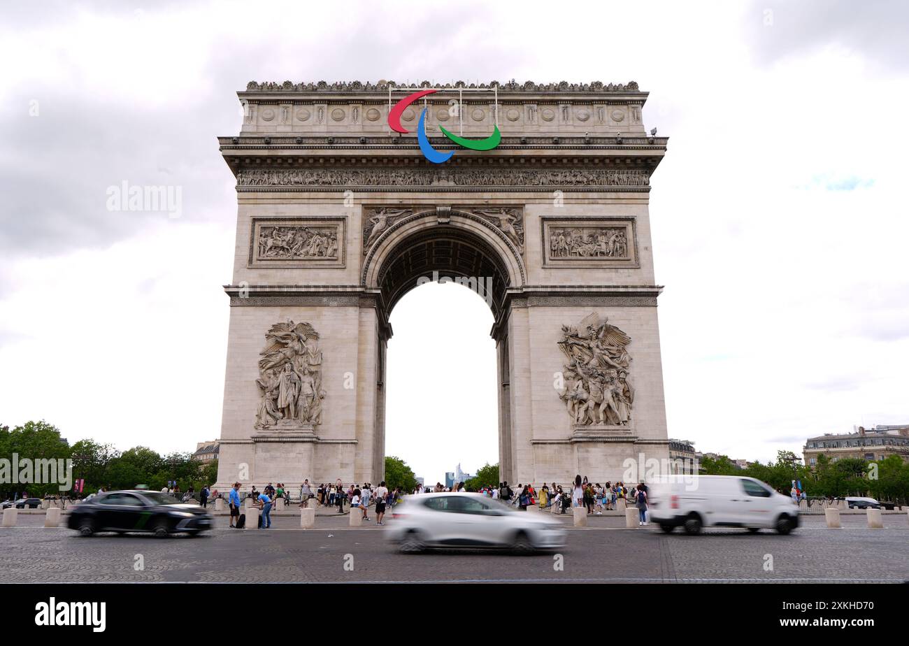 Le logo paralympique sur l'Arc de Triomphe, Paris. La cérémonie d’ouverture des Jeux Olympiques de Paris 2024 aura lieu le vendredi 26 juillet, le long de la Seine. Date de la photo : mardi 23 juillet 2024. Banque D'Images