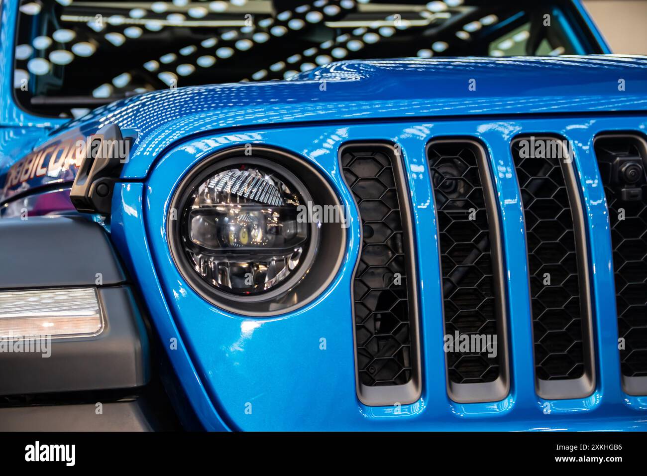 La Jeep Wrangler Rubicon 392 bleue fait sa première au salon international de l’automobile de Belgrade, en Serbie, présentant son puissant moteur Banque D'Images