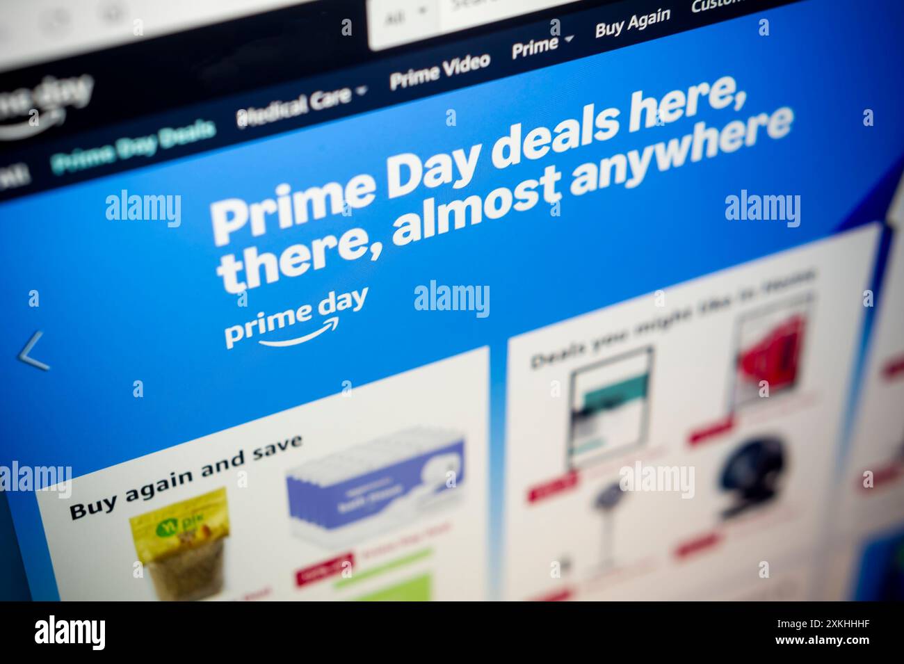 Le site Amazon fait la promotion de leur auto-proclamé «Prime Day» le mardi 16 juillet 2024 les acheteurs de Prime Shoppers lors de cet événement «vacances» de deux jours se voient offrir des offres à profusion sur une variété de produits vendus par Amazon. (© Richard B. Levine) Banque D'Images