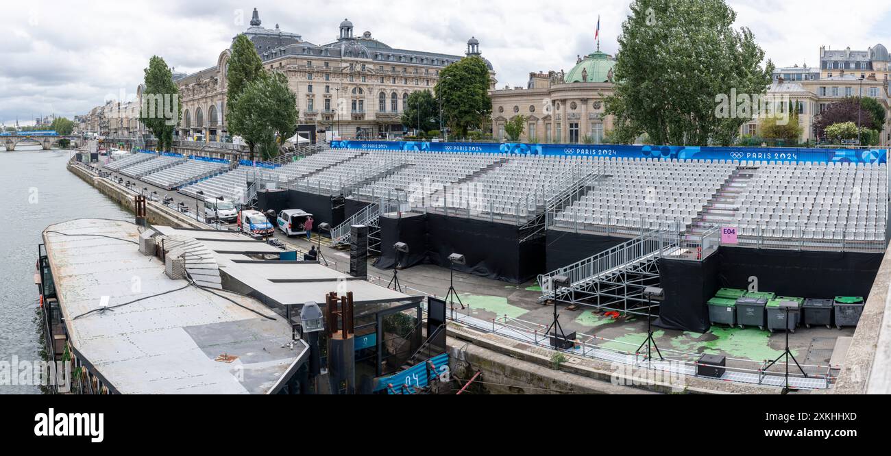 Paris, France - 07 23 2024 : Jeux Olympiques Paris 2024. Admirez le quai de Seine avec les estrades pour la cérémonie d'ouverture des Jeux Olympiques Banque D'Images