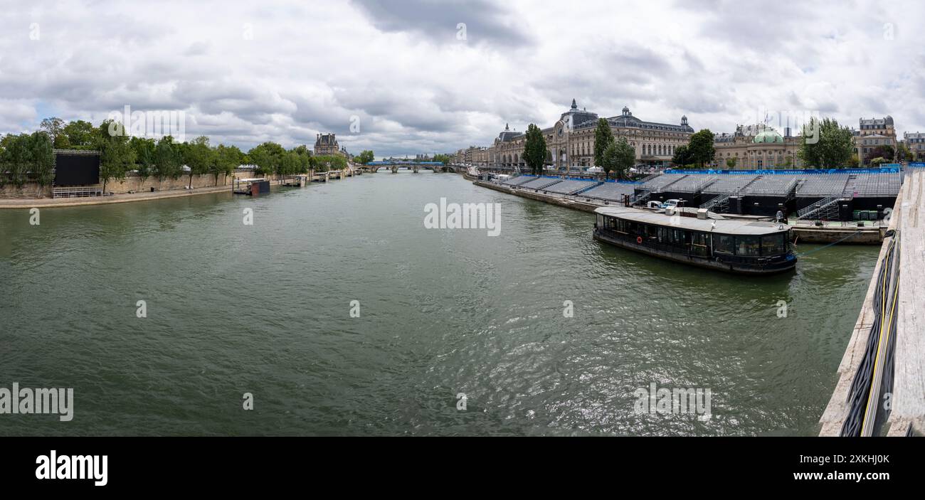 Paris, France - 07 23 2024 : Jeux Olympiques Paris 2024. Admirez le quai de Seine avec les estrades pour la cérémonie d'ouverture des Jeux Olympiques Banque D'Images
