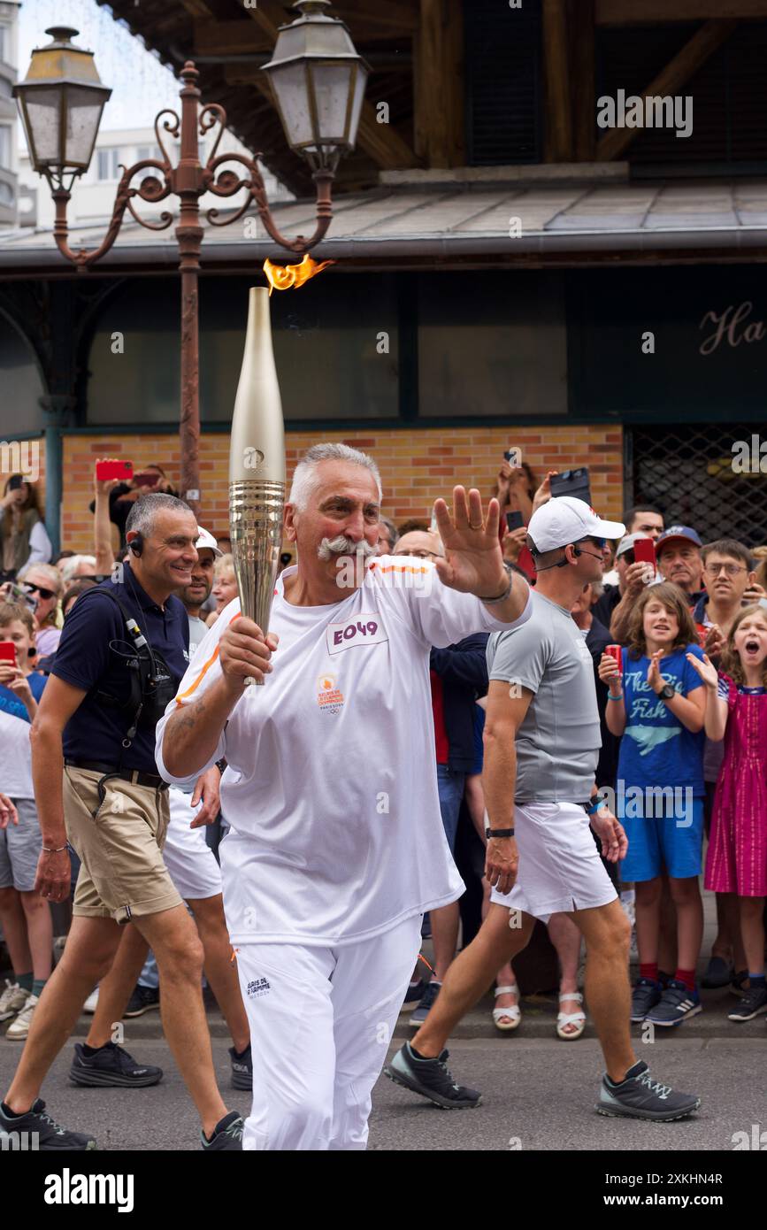 Poissy, France, 07.23.2024 Joël Biache portant le flambeau olympique, flammes dans les rues de Poissy avant les prochains Jeux Olympiques Banque D'Images