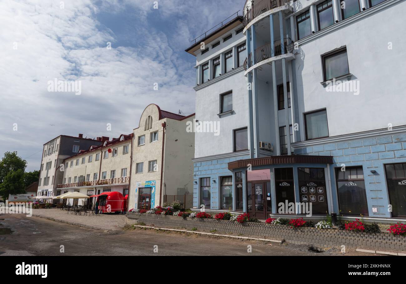 Sortavala, Russie - 21 juillet 2024 : rue Chkalov, vue en perspective photo prise un jour ensoleillé d'été. Les gens ordinaires marchent dans la rue près de la voiture garée Banque D'Images