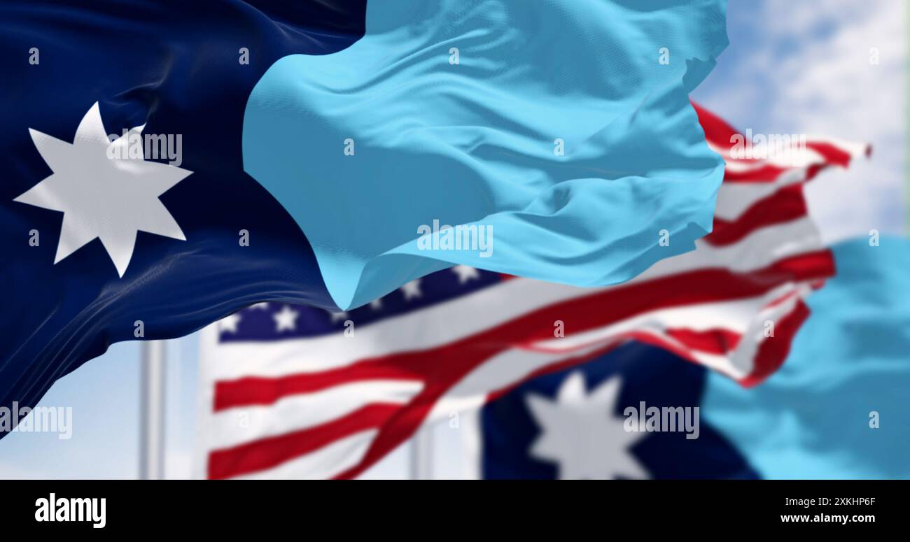 Gros plan du nouveau drapeau de l'État du Minnesota agitant avec le drapeau américain par temps clair. État dans le Midwest supérieur et les régions du nord de l'État-Unis Banque D'Images