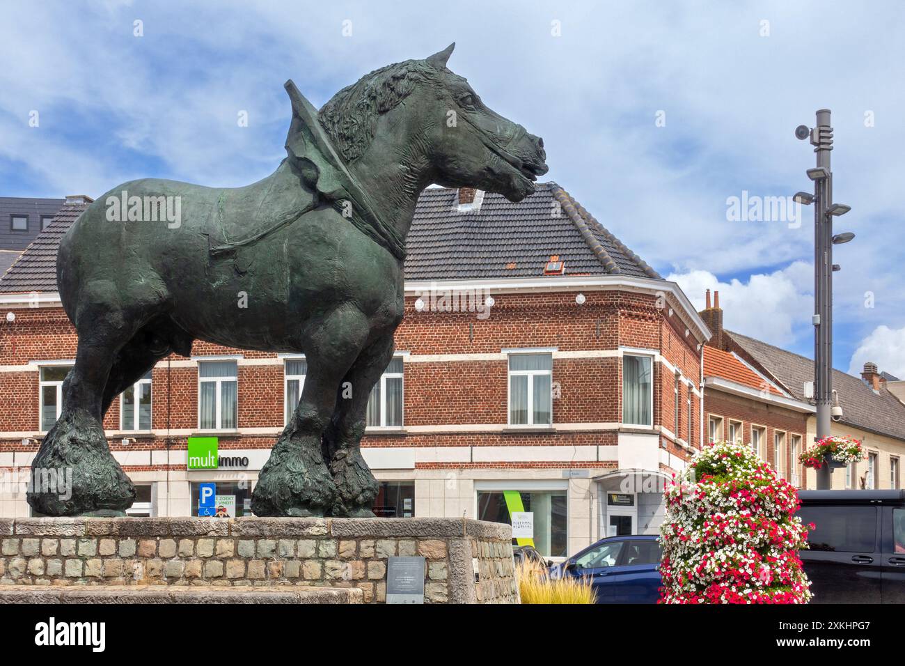 Prins, statue en bronze du cheval de trait du Brabant par le sculpteur belge Koenraad Tinel au marché de Sint-Kwintens-Lennik, Brabant flamand, Belgique Banque D'Images
