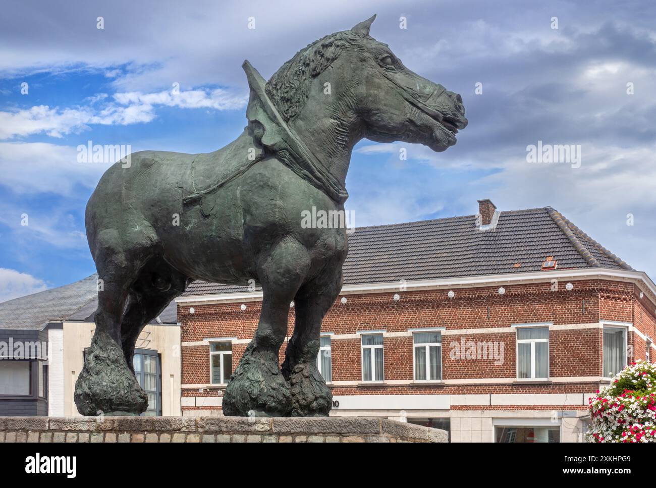 Prins, statue en bronze du cheval de trait du Brabant par le sculpteur belge Koenraad Tinel au marché de Sint-Kwintens-Lennik, Brabant flamand, Belgique Banque D'Images