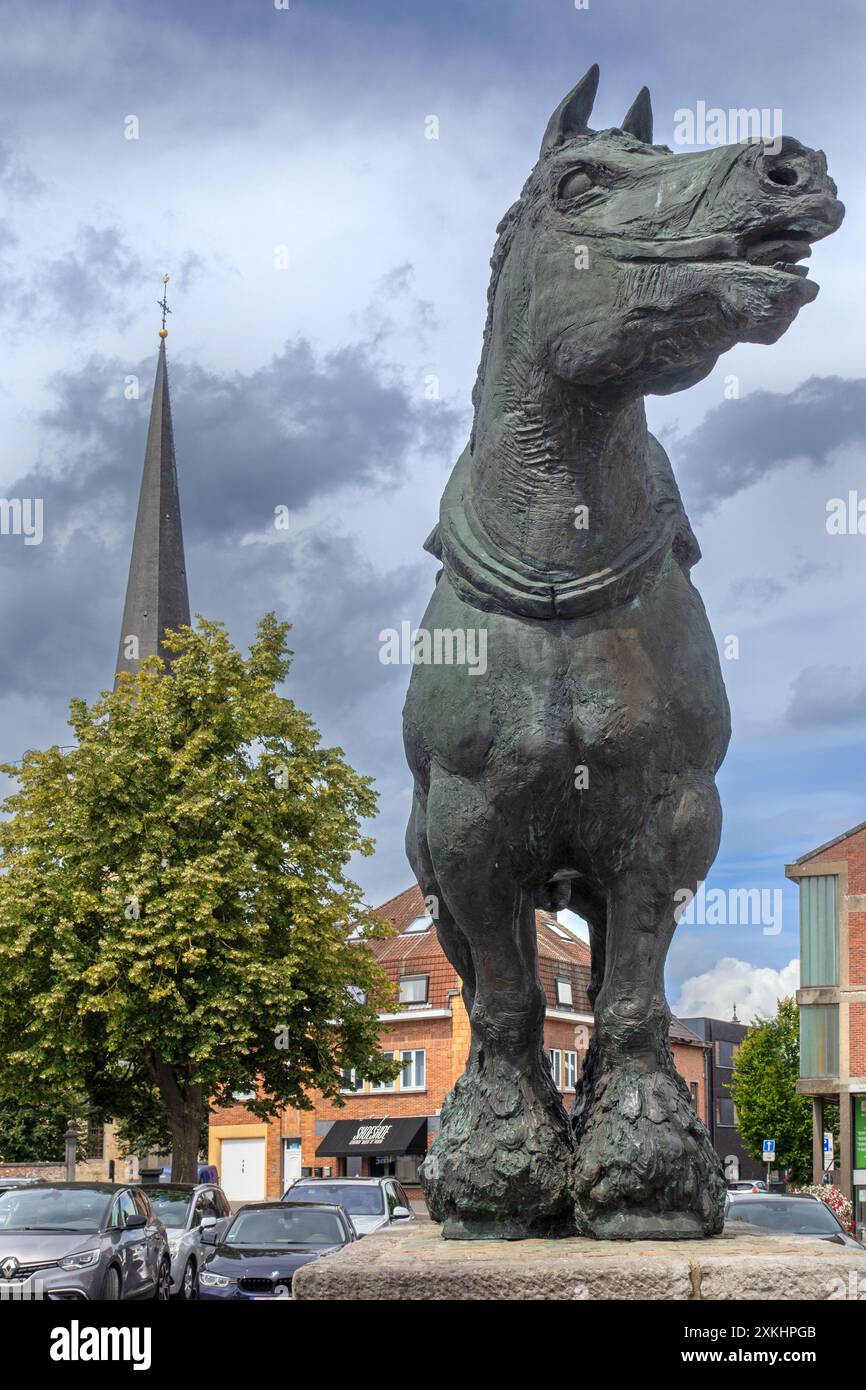 Prins, statue en bronze du cheval de trait du Brabant par le sculpteur belge Koenraad Tinel au marché de Sint-Kwintens-Lennik, Brabant flamand, Belgique Banque D'Images