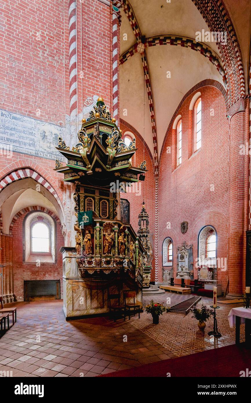 Kloster Doberlug Kirchhain Das Kloster Dobrilugk Dobraluca war eine Zisterzienserabtei in der Niederlausitz auf dem Gebiet des heutigen Doberlug-Kirchhain. Gegründet wurde das Kloster in Dobrilugk von einem Sohn des Markgrafen Konrad von Meißen, Dietrich von Landsberg, im Jahre 1165. Die Klosterkirche aus dem Anfang des 13. Jahrhunderts ist heute noch zu bewundern. Neben den Kirchen in Lehnin und Chorin zählt sie zu den imposianten und bedeutenden Backsteinbauten aus dieser Zeit. 1905/1906 wurden Restaurationen und Überformungen vorgenommen, wobei eine Mischung aus mittelalterlichen und barocke Banque D'Images