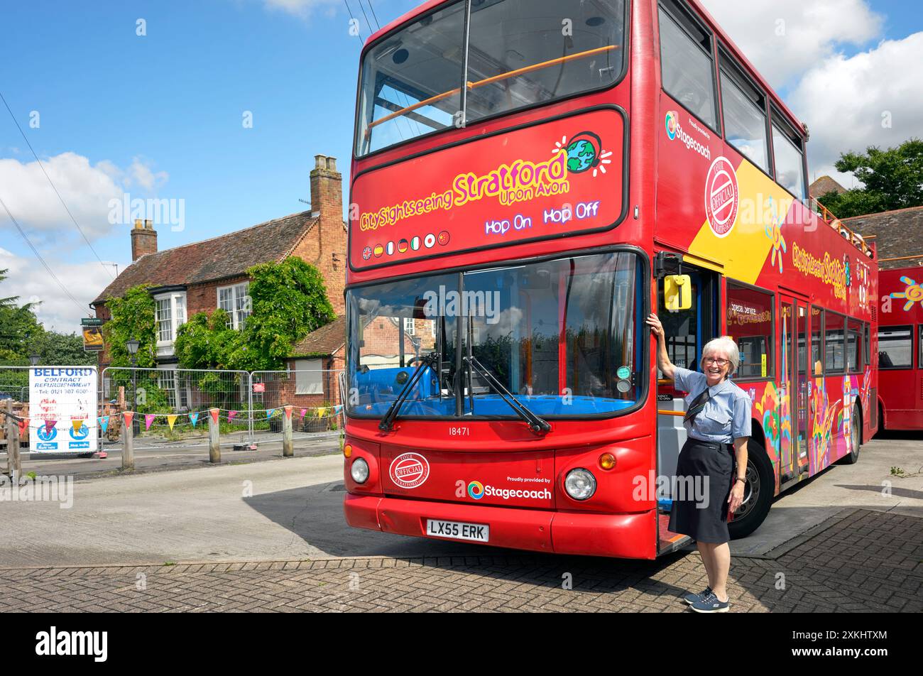 Bus touristique, Stratford upon Avon, et chauffeur féminin. Angleterre, Royaume-Uni Banque D'Images