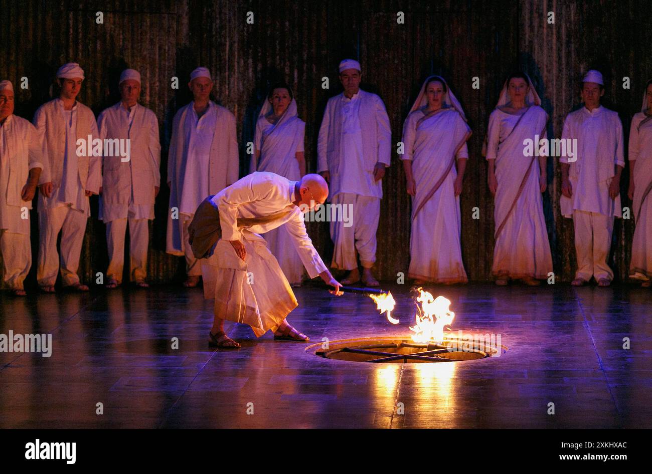 Alan Oke (M.K. Gandhi) in SATYAGRAHA at the English National Opera (ENO), London Coliseum, London WC2 20/11/2013 une coproduction avec improbable & Metropolitan Opera musique de New York : Philip Glass livret : Constance DeJong chef d'orchestre : Stuart Stratford Set design : Julian Crouch costumes : Kevin Pollard éclairage : Paule Constable réalisateurs: Phelim McDermott et Julian Crouch Banque D'Images