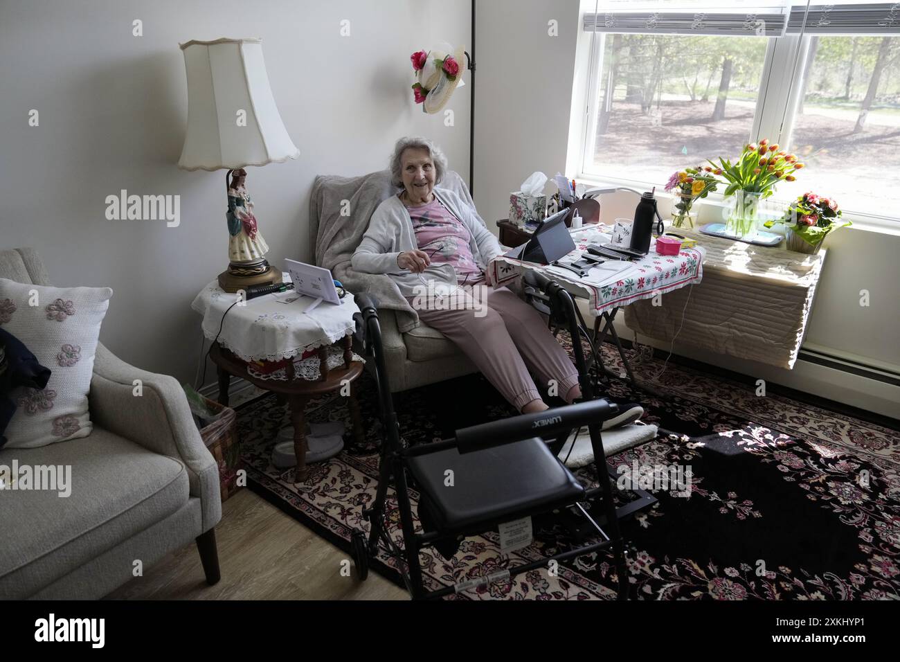 Une femme de 95 ans dans son appartement dans un centre de vie assistée Banque D'Images