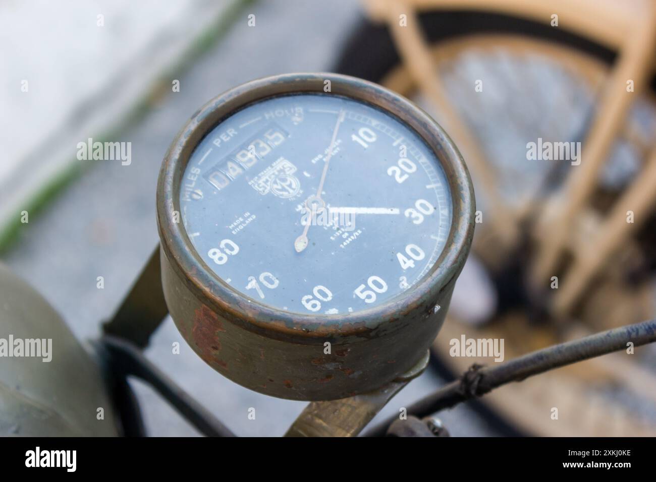 un vieil instrument de mesure de la vitesse sur une moto Banque D'Images