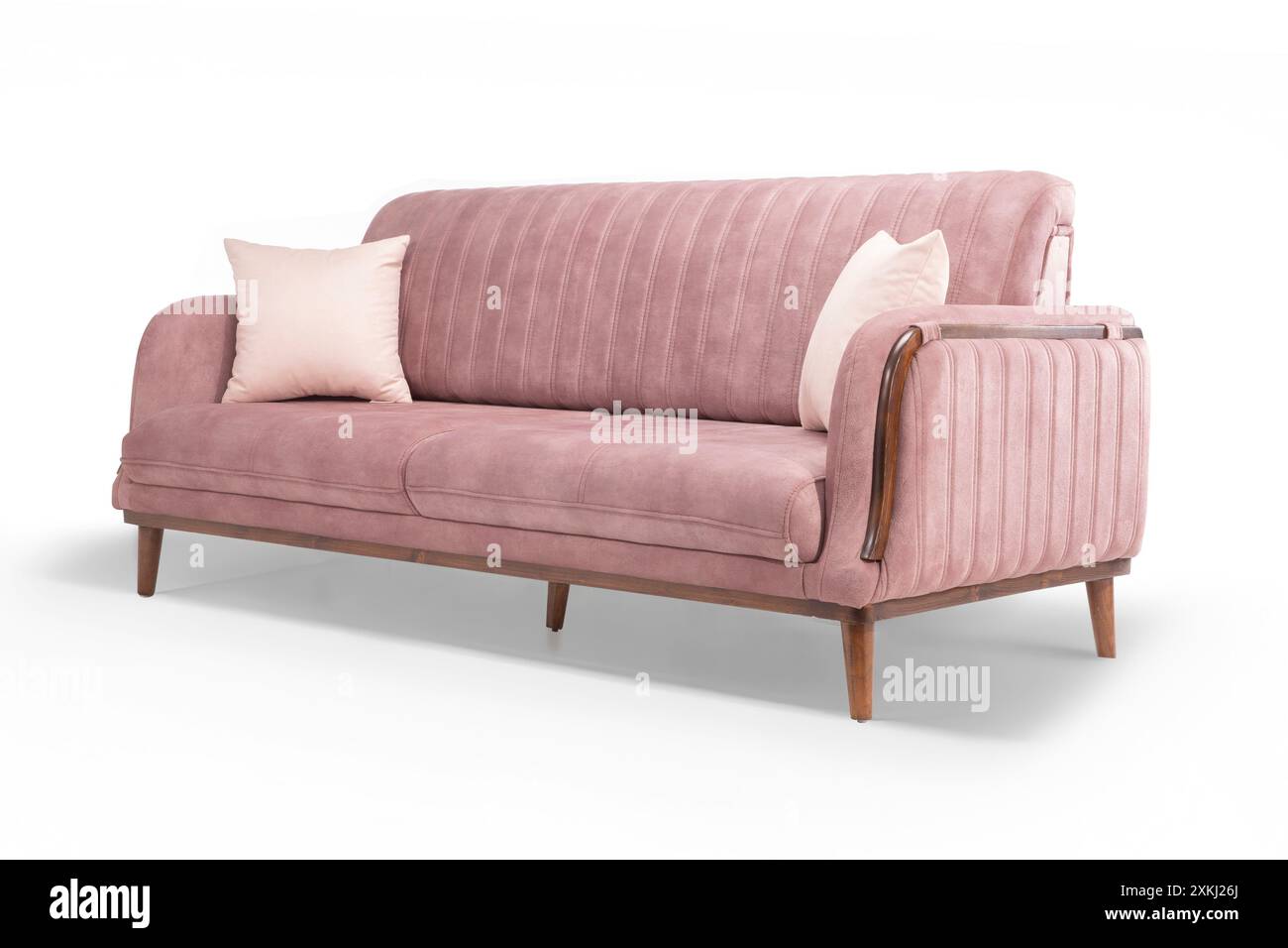 Beau fauteuil rose blush avec rembourrage en peluche et cadre en bois, parfait pour toute maison élégante. Banque D'Images