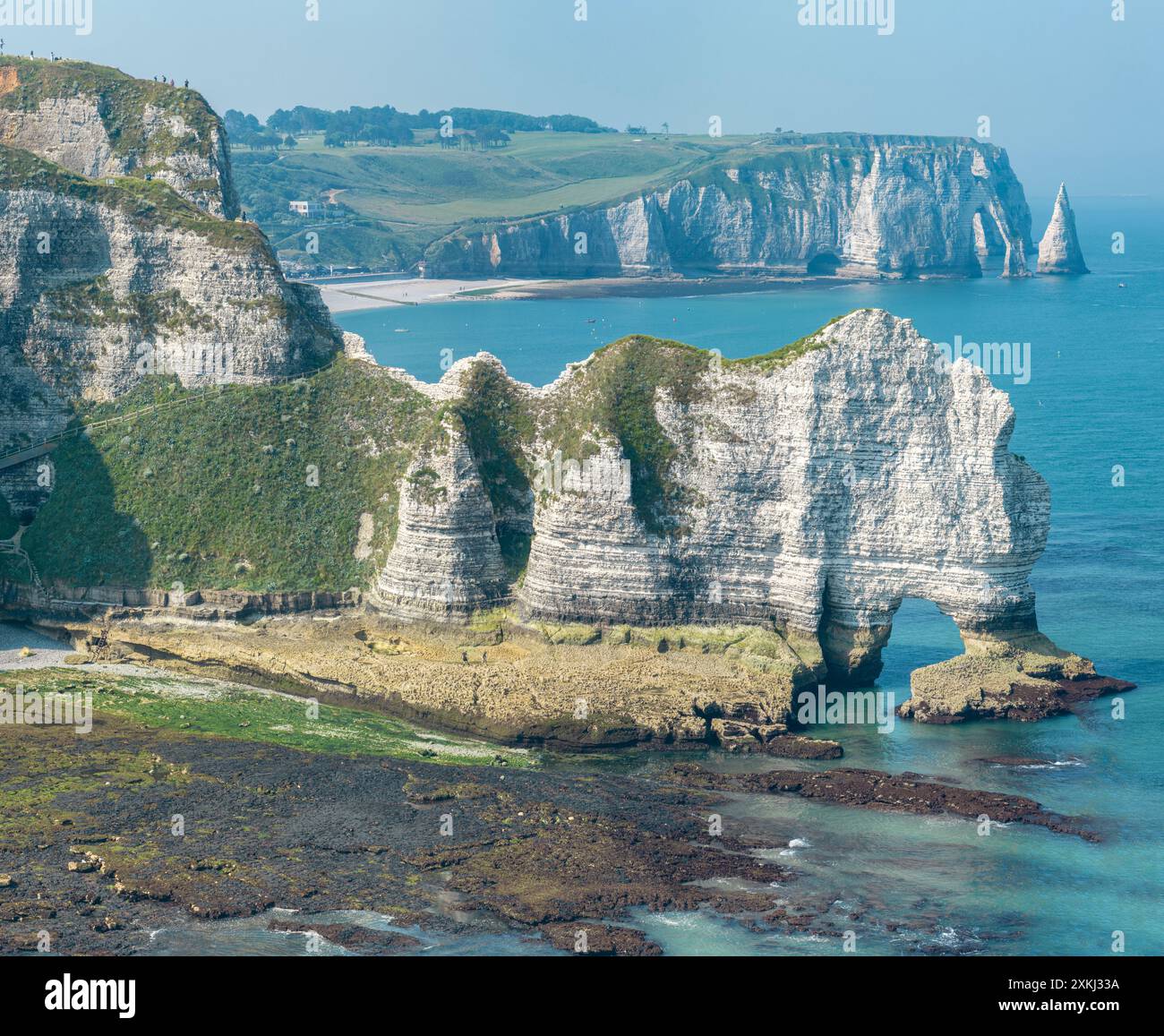 Vue aérienne des falaises d'Etretat et de l'océan Atlantique. Falaises de craie et trois arches naturelles. Sentier panoramique pour admirer la côte. Normandie, France Banque D'Images