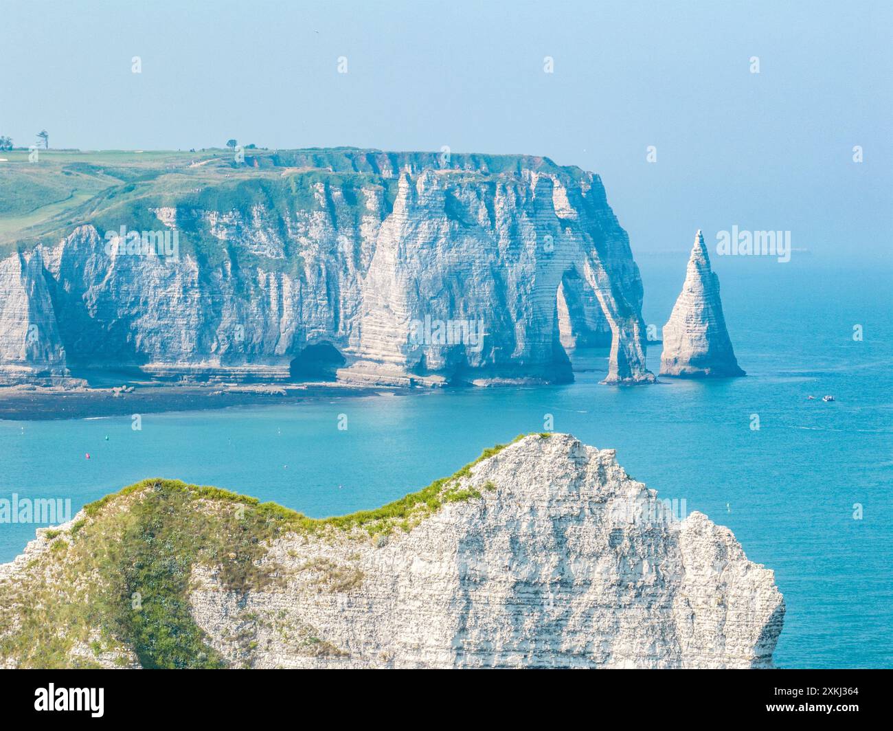 Vue aérienne des falaises d'Etretat et de l'océan Atlantique. Falaises de craie et trois arches naturelles. Sentier panoramique pour admirer la côte. Normandie, France Banque D'Images