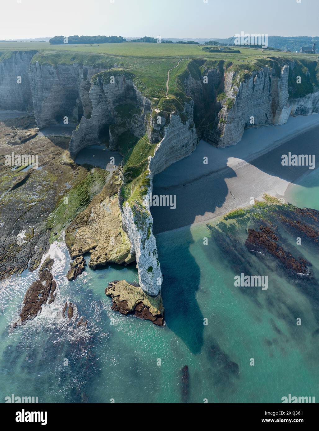 Vue aérienne des falaises d'Etretat et de l'océan Atlantique. Falaises de craie et trois arches naturelles. Sentier panoramique pour admirer la côte. Normandie, France Banque D'Images