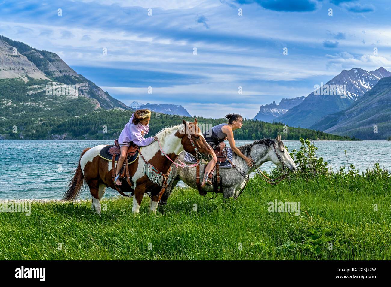 Jeunes femmes à cheval, parc national des Lacs-Waterton, Alberta, Canada Banque D'Images