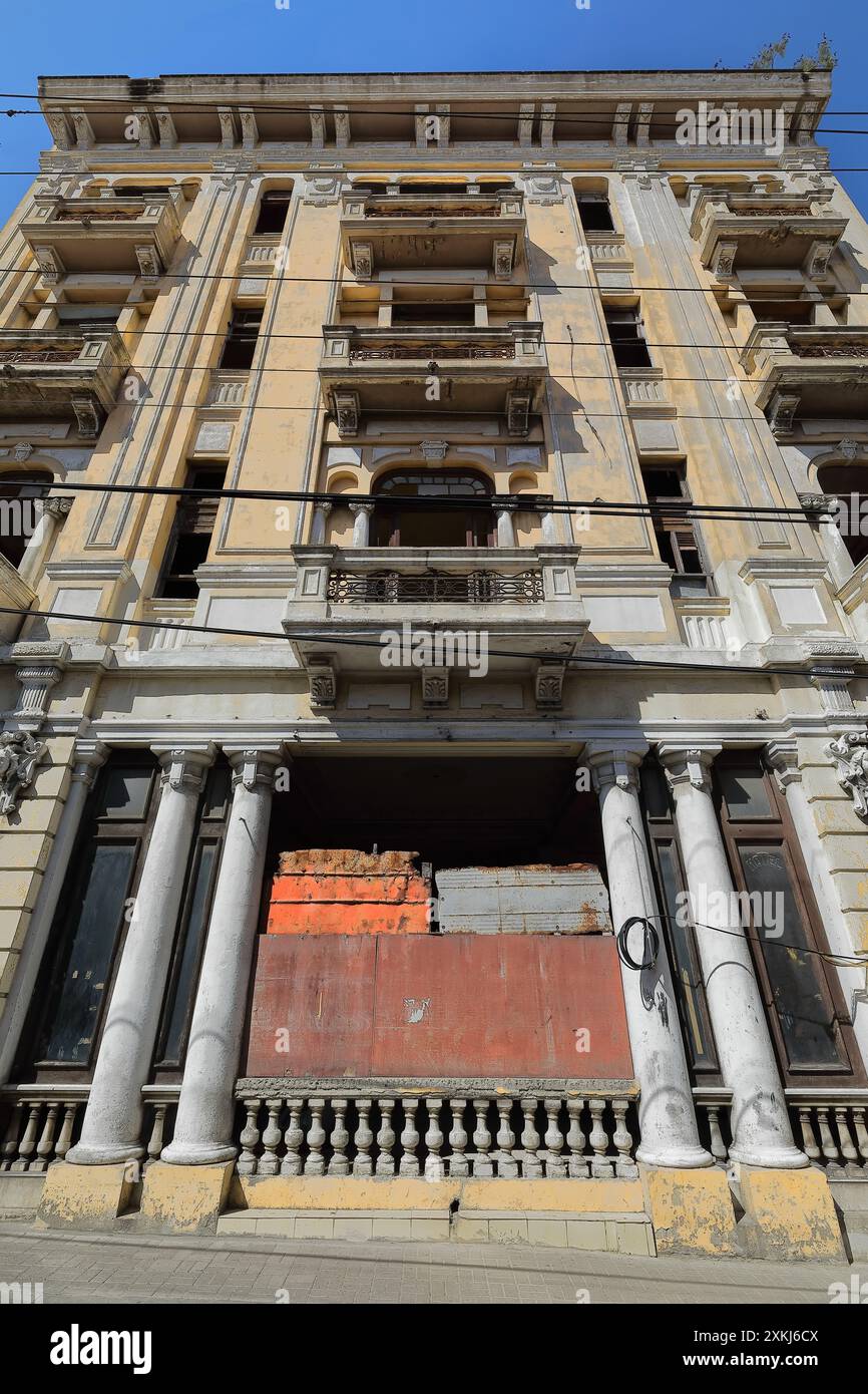 528 arboré l'entrée d'un bâtiment abandonné des années 1930 sur Hartmann Street avec une façade Art-Déco de quatre étages, de type balcon. Santiago-Cuba. Banque D'Images